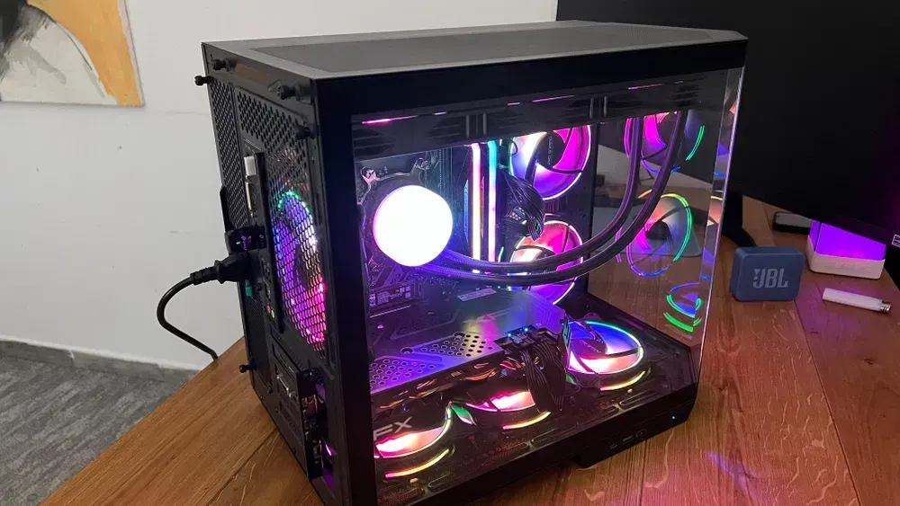 PC custom pe birou